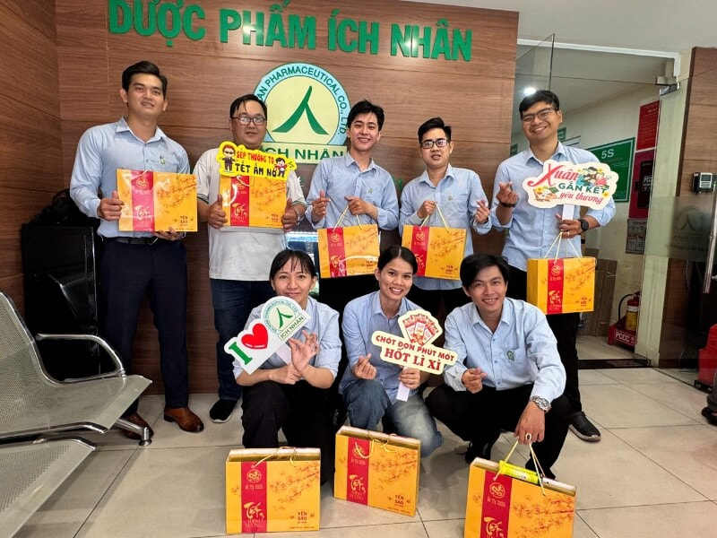 tặng sản phẩm công ty cho nhân viên