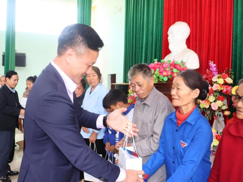 lễ trao quà tết cho người nghèo