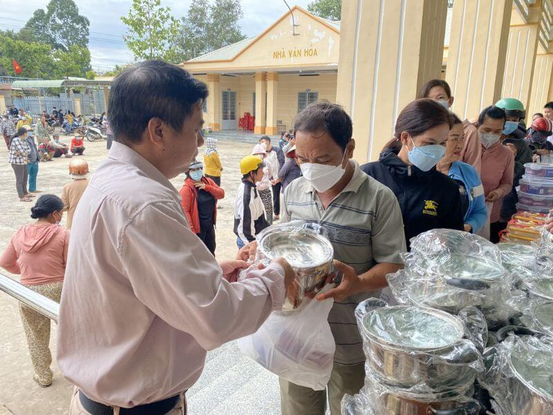 tặng xoong nồi cho người khó khăn