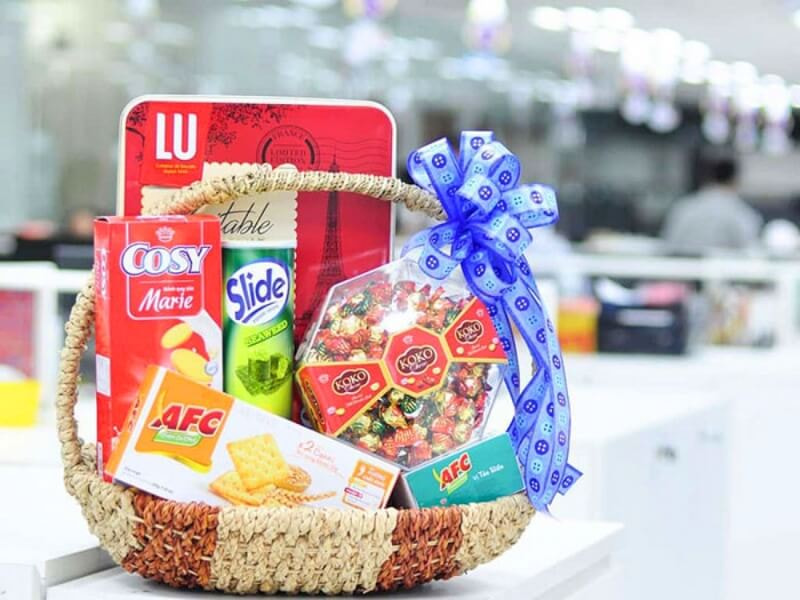 Giỏ bánh kẹo Tết tặng hộ nghèo