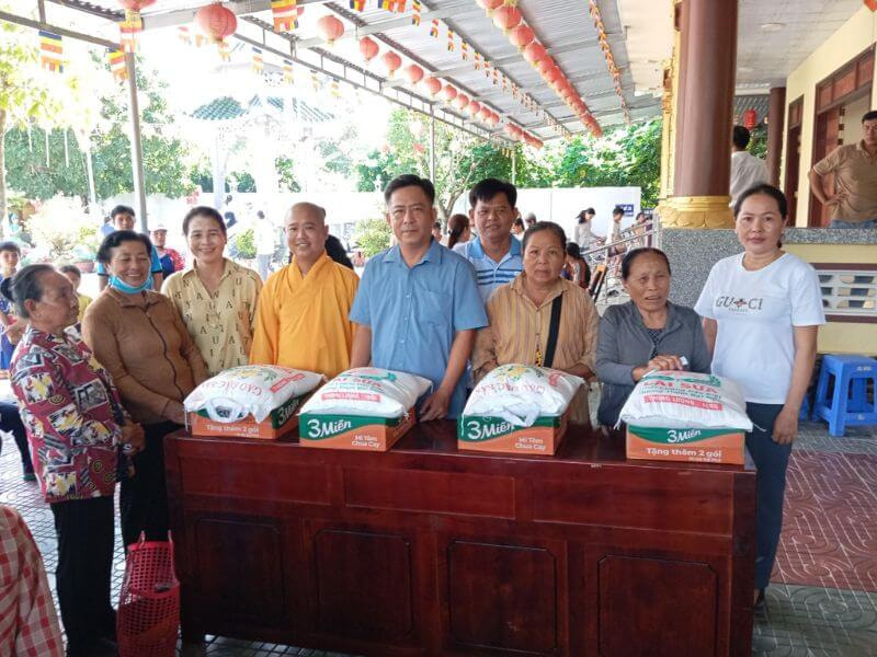 Tặng lương thực, thực phẩm cho người nghèo
