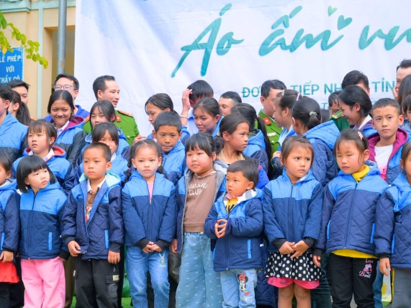 Tặng quần áo ấm cho trẻ em nghèo