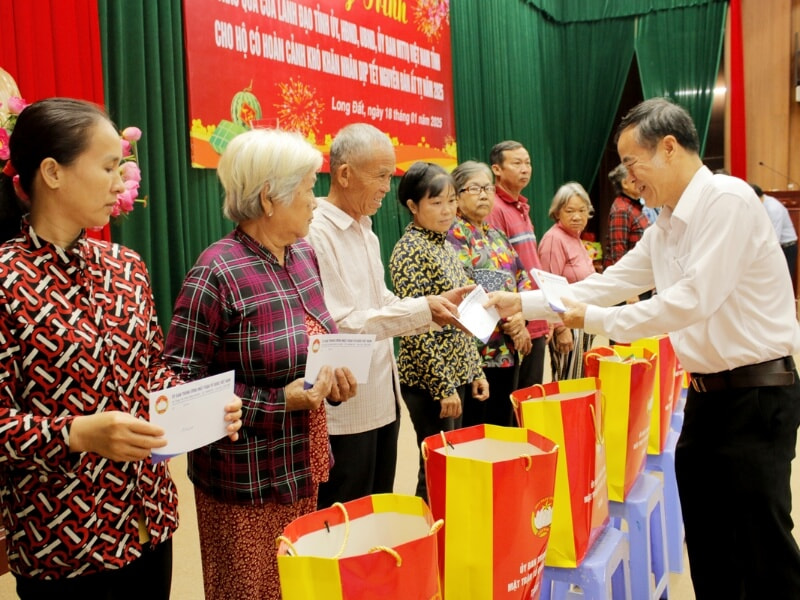 tặng quà Tết cho người nghèo 