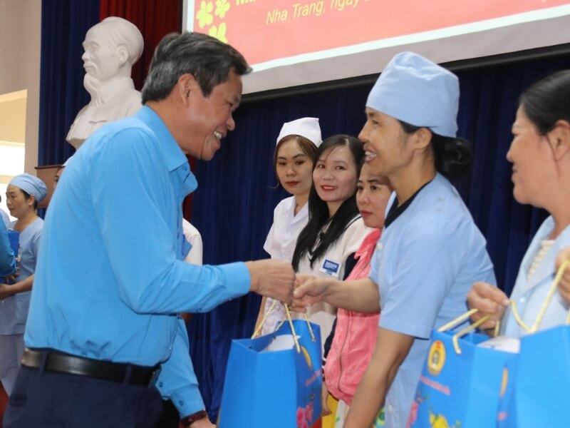 tặng quà tết nhân viên