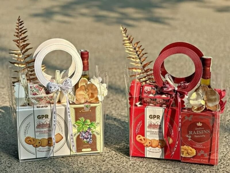 gói quà Tết với túi mica quai xách
