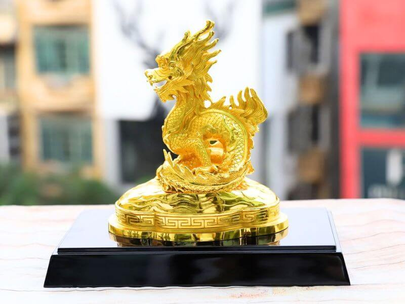 Tượng linh vật mạ vàng