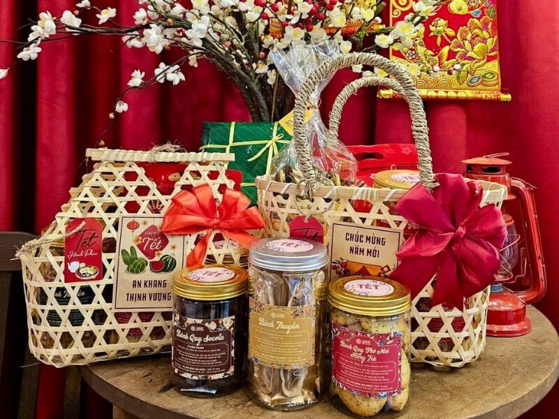Giỏ bánh mứt Tết cho bé