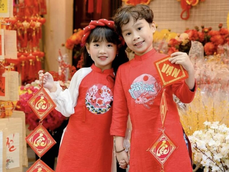 Quần áo mới tặng bé