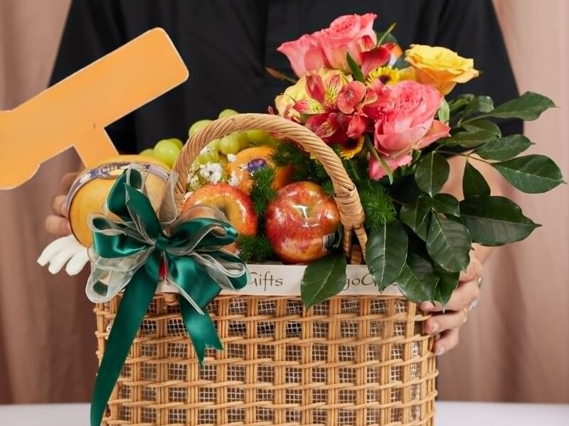 giỏ trái cây kèm hoa 